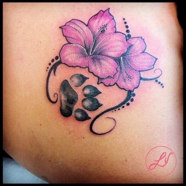 Tattoo Pfote Blumen Schulter